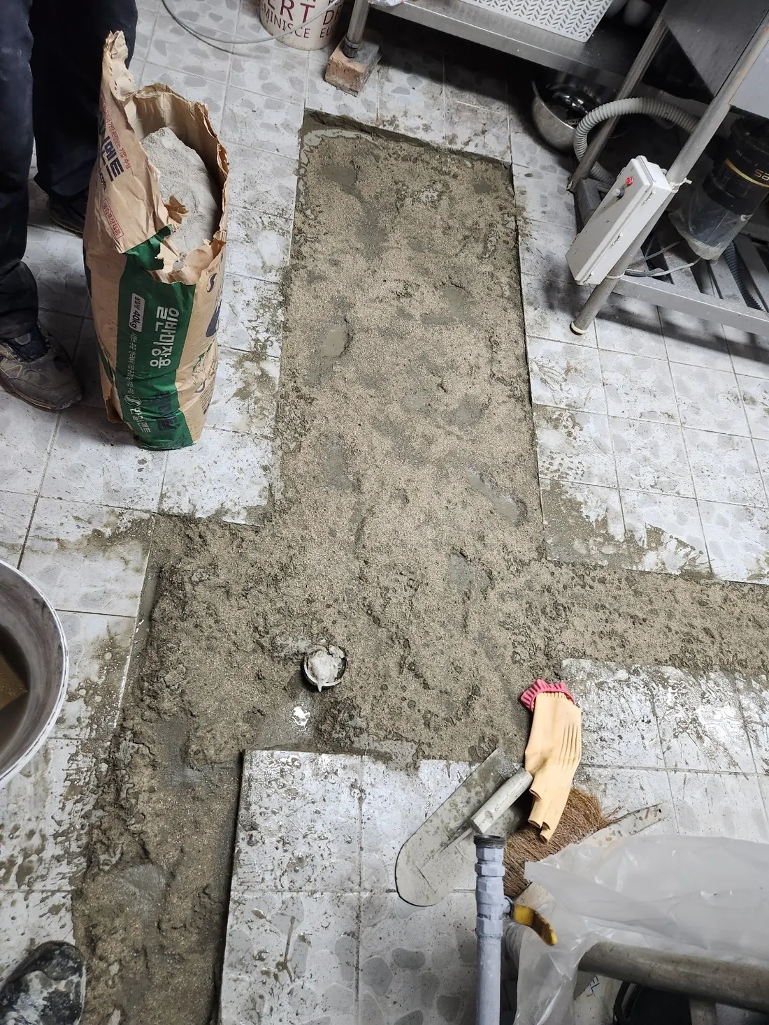 길게 굴착한 바닥 구간에 배수관과 급수 라인을 설치한 현장