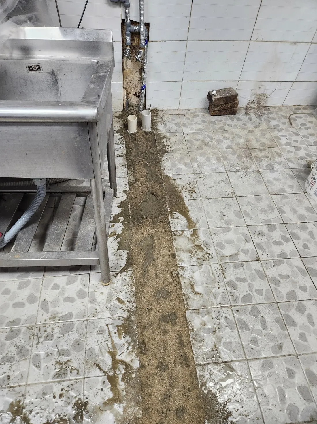 배관 정비 후 바닥 복구를 위해 몰탈을 채우는 과정